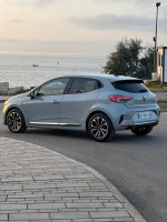 voitures-renault-clio5-techno-full-options-2024-gris-nardo-different-par-rapport-a-lalpine-draria-alger-algerie