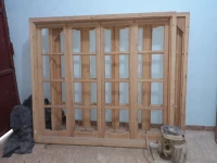 UN LOT DE FENETRES  VITREE ET PERSIENNES EN BOIS ROUGE 