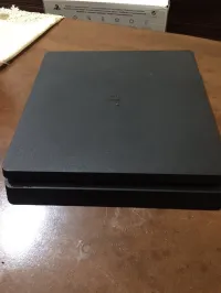 PS4 Slim version européenne avec sa boîte d'origine avec cd FIFA 23 et FIFA 20 