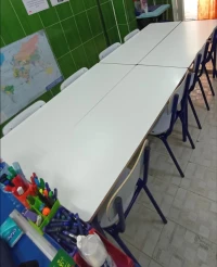 3 tables scolaires + un tableau se vendent ensemble  