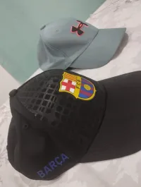 Casquette Under Armour verte originale + casquette noire FC Barcelone originale (produits Canadiens)