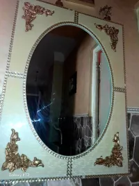 Miroir mural décoratif avec cadre fleuri doré . état impeccable