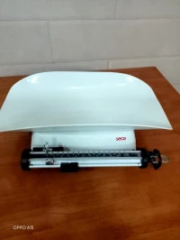 Pèse-bébé mécanique.