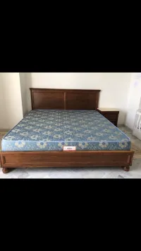 Vend lit avec matelas orthopédique 2m/1,90 +coiffeuse avec 2 tables de nuits le tout en bois hêtre 