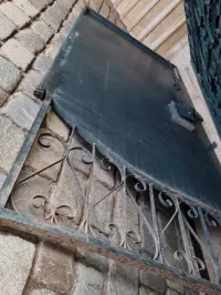 Deux Portails Métalliques En Fer Forgé.