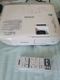 A VENDRE VIDÉO PROJECTEUR  EPSON   EB-S39 AVEC TELECOMMANDE  ETAT NEUF
