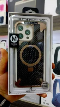 Coque Antichoc métallique 16 Promax avec support magnétique à effet carbon