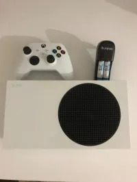 xbox series s avec boite,tout les cables+manette+pils rechargeable bchargeur+jeu cp