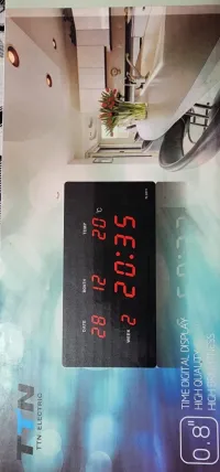 ساعة و منبه مع مقياس الحرارة والتاريخ