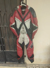 Combinaison MOTO en cuire de Marque RICHA  Couleur Rouge / Noir et Blanc