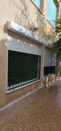 بناء-و-أشغال-installation-volet-roulant-electrique-et-manuel-الجزائر-وسط-بئر-خادم-شراقة-دار-البيضاء