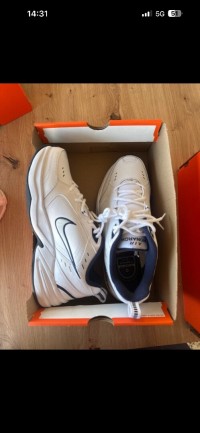 Nike air monarch