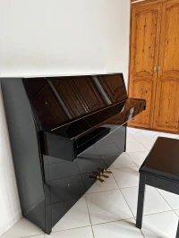 Piano droit noir laqué U1 Yamaha