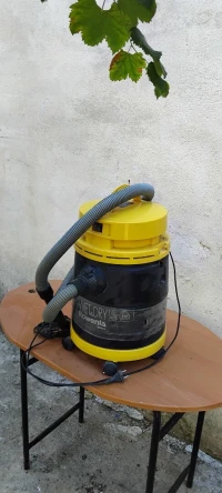 مكنسة كهربائية 