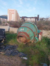 batiment-construction-deux-betonnieres-en-panne-oued-ghir-bejaia-algerie