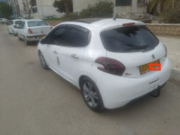 voitures-peugeot-208-2015-allure-skikda-algerie