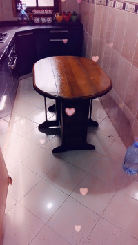 tables-avendr-table-sala-manger-bois-atr-tab-couissin-rouge-armoire-beni-messous-alger-algerie