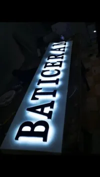 Panneau publicitaire lumineux et non lumineux