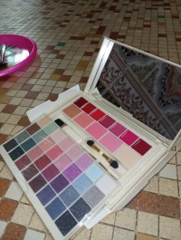 علب ماكياج روعة