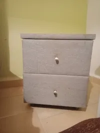  vendre  2 table de nuit et une  coiffeuse 