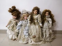 Poupées de collection en porcelaine 