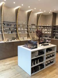 commerce-vente-vendeuse-en-cosmetiques-boutique-hydra-alger-algerie
