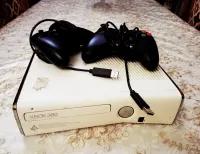 Xbox 360 slim flash w glitsh avec 2 manette 