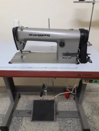Machine à coudre industrielle, marque [ S H A N G G O N G ] (380v) // 1 an d'utilisation seulement