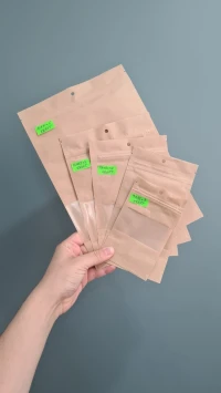 Sac Doypack en kraft avec fenêtre et fermeture zip