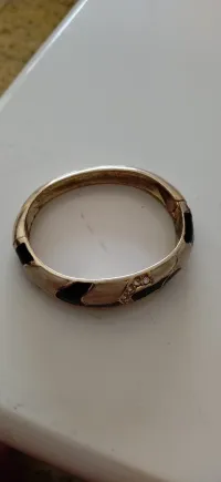 A vendre série de bijoux dont bracelets 