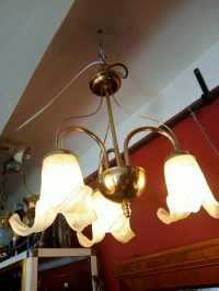 Élégant lustre suspension en laiton avec 3 tulipes en verre soufflé de Murano Italie