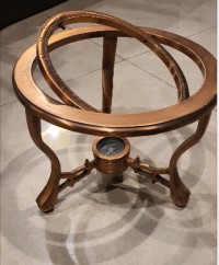 تحف-و-مقتنيات-support-globe-en-bronze-avec-boussole-سطاوالي-الجزائر