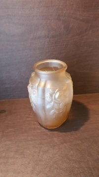 Vase ART DECO en verre vieux rose moulé Décor aux roses 