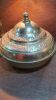 antiquites-collections-ancienne-assiette-tebsi-achaouette-en-cuivre-blanc-avec-anses-staoueli-alger-algerie