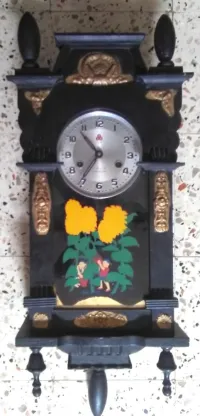 Horloge mécanique murale à pendule, ancienne d'occasion. 