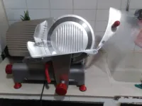Découpeuse  et trancheuse de viande et paté