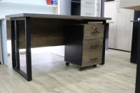 Bureau pieds métalliques 