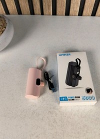 خزانات-الطاقة-mini-power-bank-portable-anker-10w-5000mah-avec-connecteur-direct-باور-بانك-مصغر-ومحمول-الجزائر-وسط