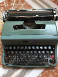 antiquites-collections-machine-a-ecrire-olivetti-lettera-32-bir-el-djir-oran-algerie