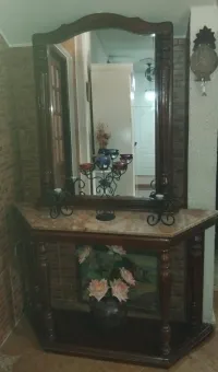 Console en bois rouge et plateau en marbre 