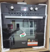 Four encastrable Ariston ventilée catalysé disponible en inox et noir 