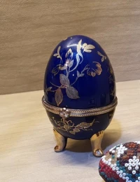 Boîte à bijoux style œuf Fabergé en porcelaine bleu cobalt