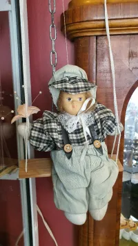 Vintage poupée tête et pieds en porcelaine corps mou sur balançoire, clown