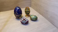 Oeufs de collections en porcelaine (boite à bijoux), bois et perles de verre. 