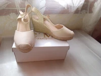 Sandales beige à talon compensé