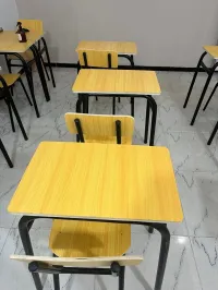 Tables et chaises académique et 2 tableaux 