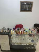 parfums-et-deodorants-les-extraits-de-parfum-avec-flacons-la-vitrine-bir-el-djir-oran-algerie