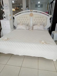 Chambre à coucher blanche avec un style impérial