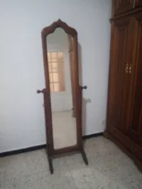 مرأة محلات بيع الملابس أو الاحذية