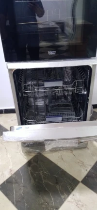 Lave vaisselle / four encastrable / unité extérieure climatiseur 9000 btu 